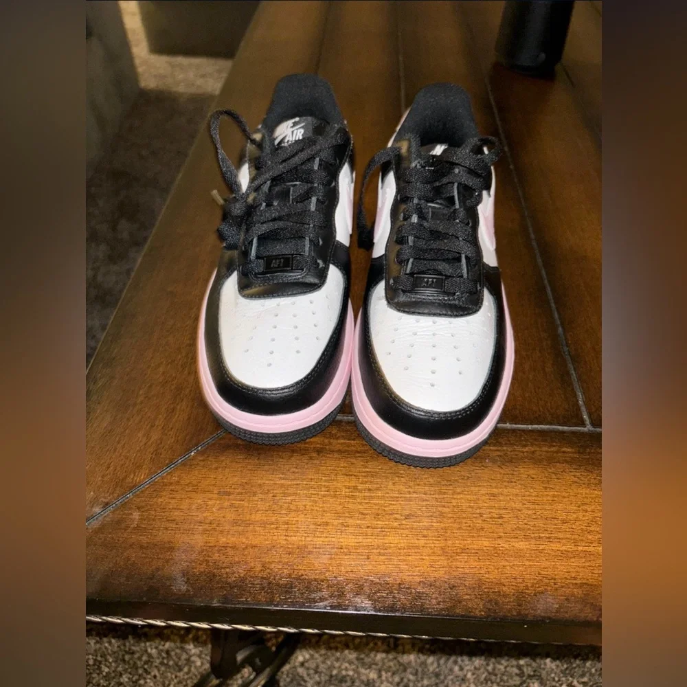 Pink Nike Shoes - Picture 2 of 5